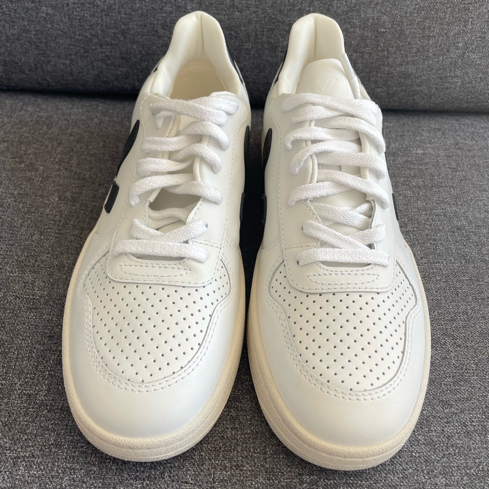 VEJA V-10 Leather Sneakers/ Black & Extra White/Women’s SZ 10